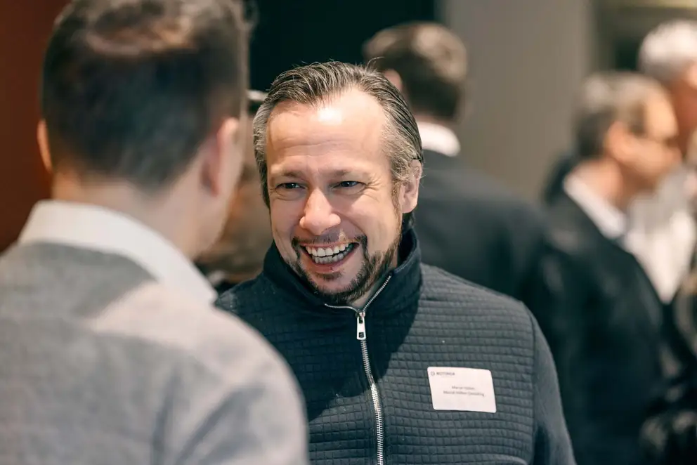 SphereRaum - Rotonda Business Club Köln, Teilnehmende in Konversation