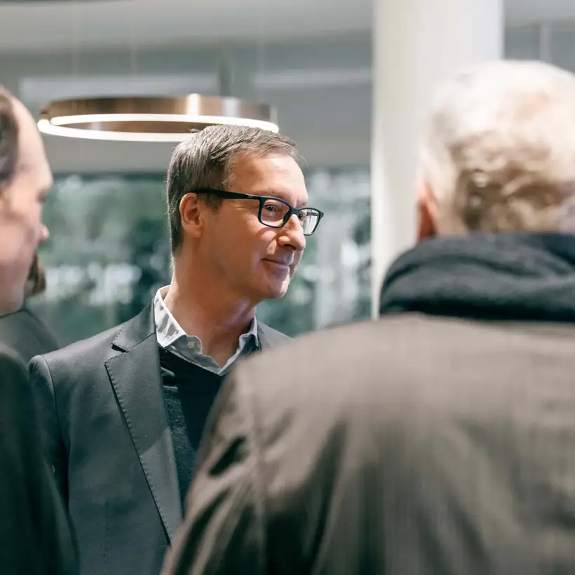 SphereRaum - Rotonda Business Club Köln, Teilnehmende in Konversation