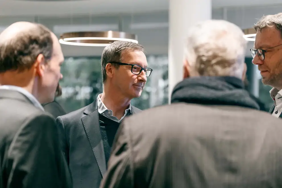 SphereRaum - Rotonda Business Club Köln, Teilnehmende in Konversation