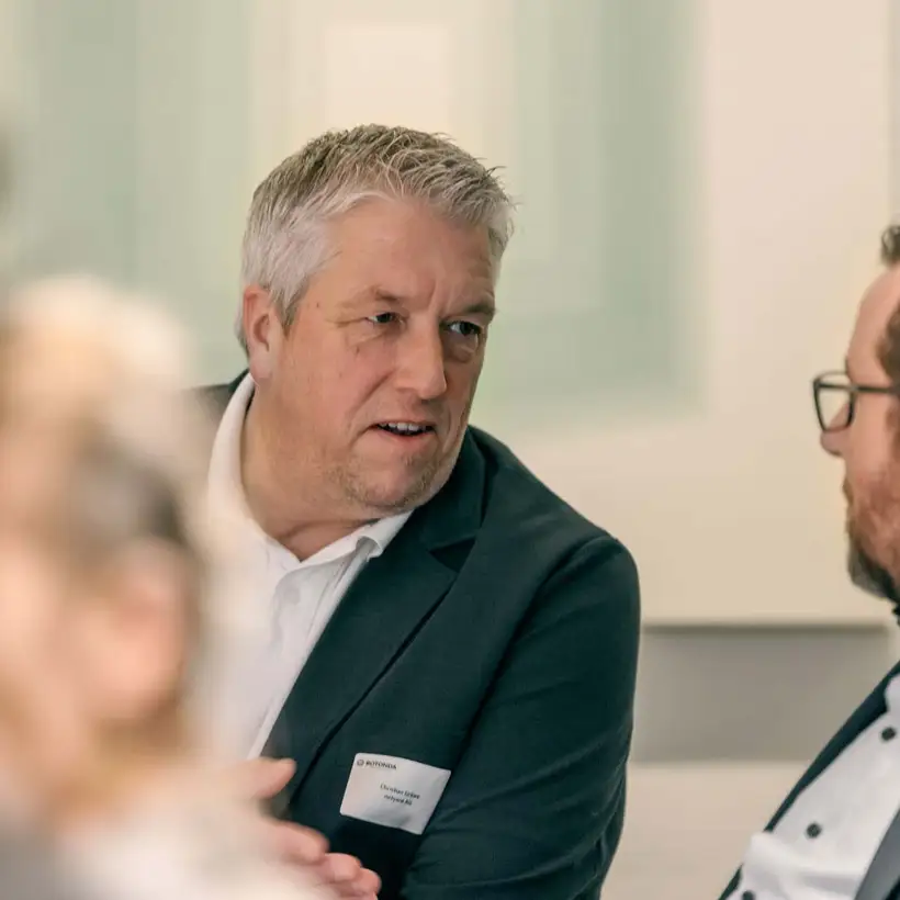 SphereRaum - Rotonda Business Club Köln, Teilnehmende in Konversation