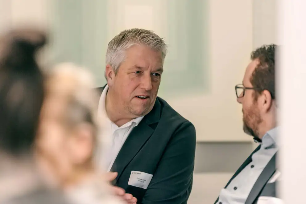 SphereRaum - Rotonda Business Club Köln, Teilnehmende in Konversation