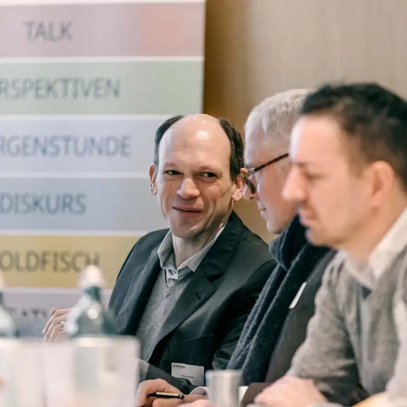 SphereRaum - Rotonda Business Club Köln, Teilnehmende in Konversation