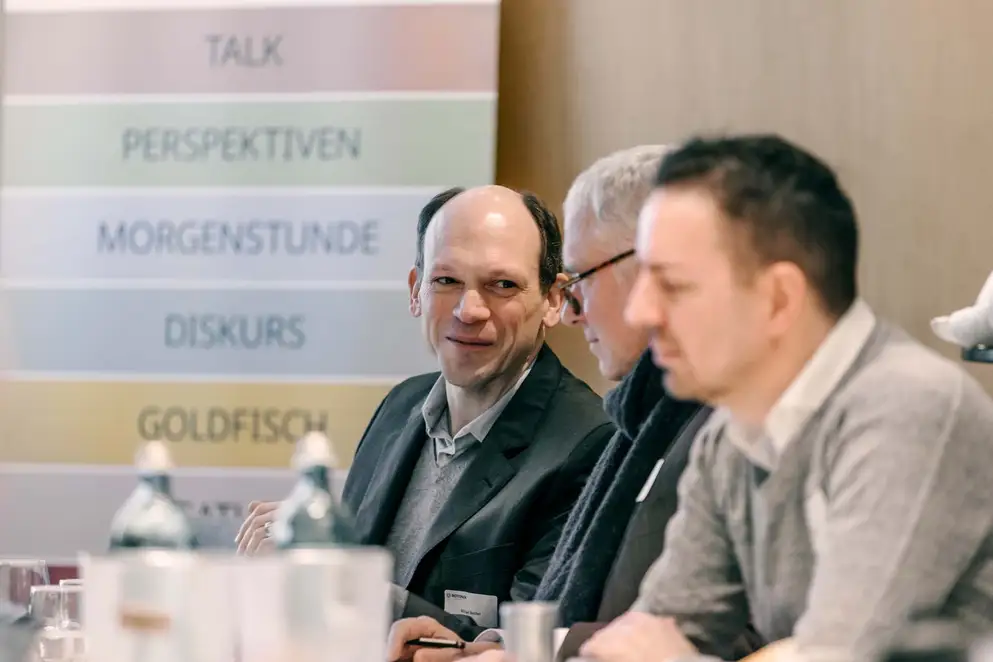 SphereRaum - Rotonda Business Club Köln, Teilnehmende in Konversation