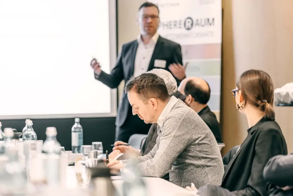 SphereRaum - Rotonda Business Club Köln, Referent vor Teilnehmenden