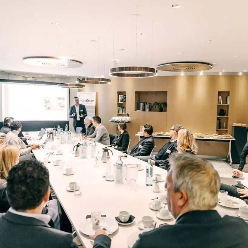 SphereRaum - Rotonda Business Club Köln, Referent vor Teilnehmenden am Konferenztisch