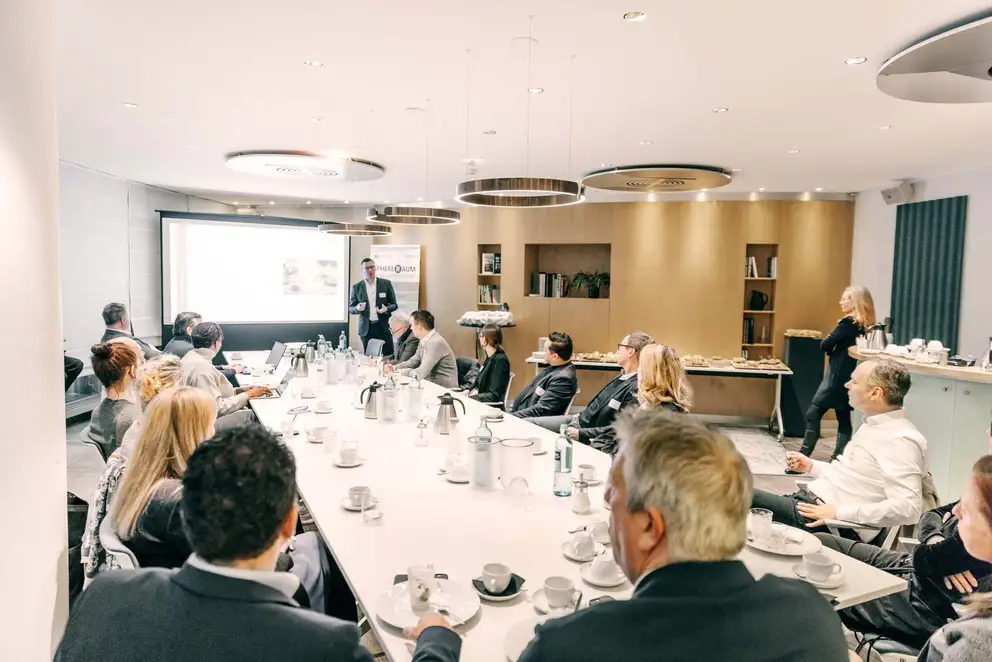 SphereRaum - Rotonda Business Club Köln, Referent vor Teilnehmenden am Konferenztisch