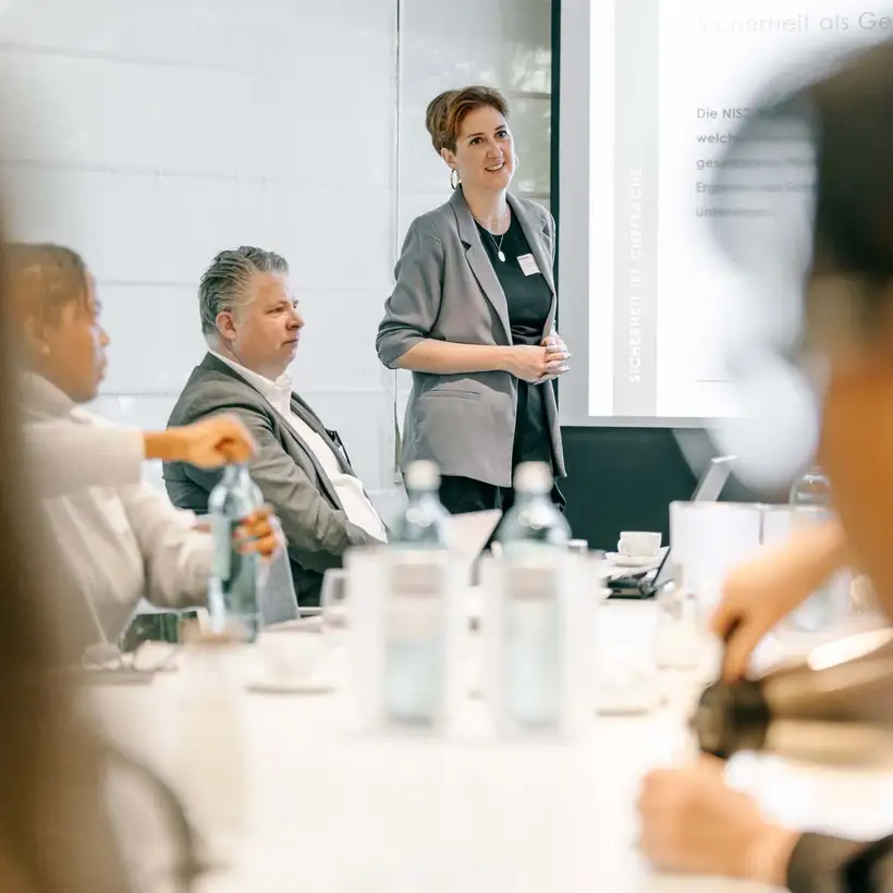 SphereRaum - Rotonda Business Club Köln, Referentin vor Teilnehmenden