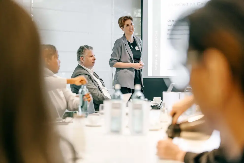 SphereRaum - Rotonda Business Club Köln, Referentin vor Teilnehmenden