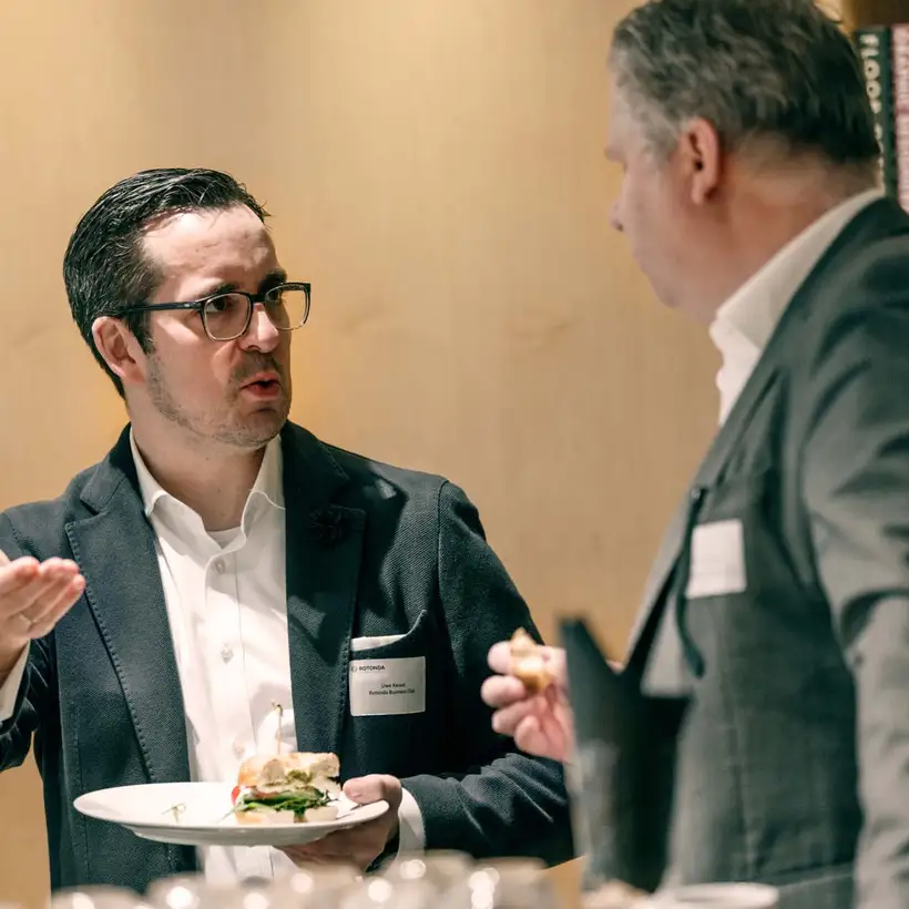 SphereRaum - Rotonda Business Club Köln, Teilnehmer in Konversation