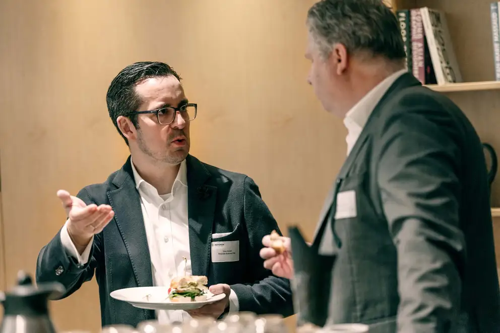 SphereRaum - Rotonda Business Club Köln, Teilnehmer in Konversation
