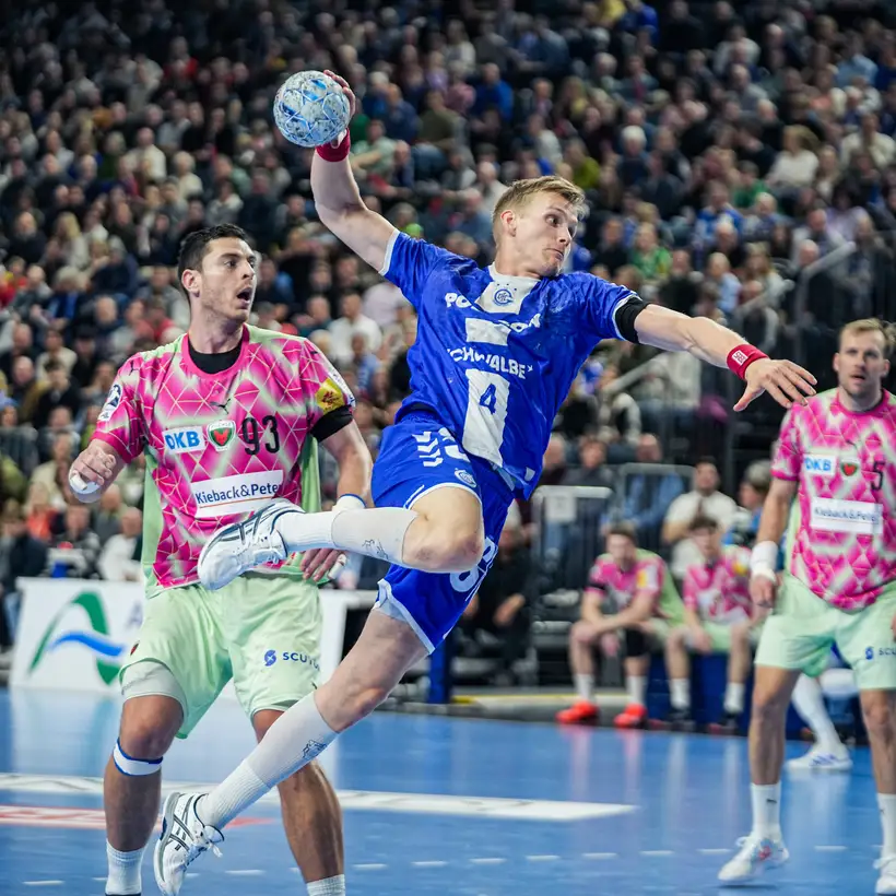 Handballspiel-Szene zwischen dem VfL und der berliner Mannschaft. Ein Handballspieler des VfL setzt im Sprung zum Wurf an.