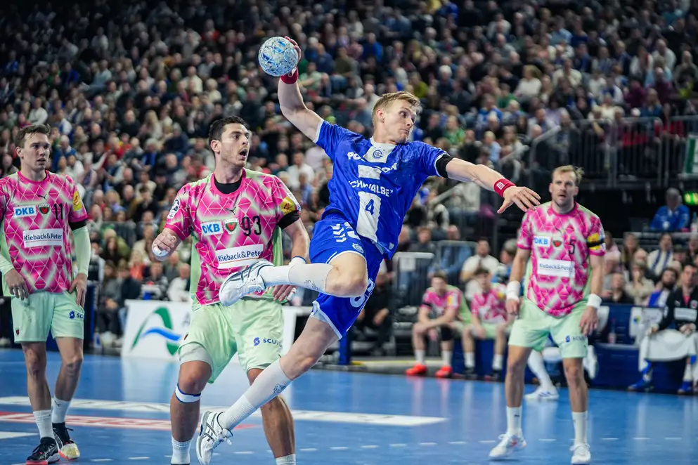 Handballspiel-Szene zwischen dem VfL und der berliner Mannschaft. Ein Handballspieler des VfL setzt im Sprung zum Wurf an.