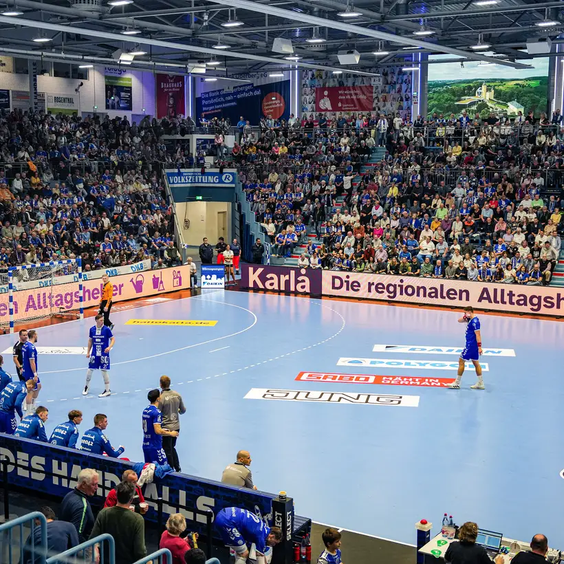 Das Spielfeld der Schwalbe Arena während einer Spielpause des Handballvereins VfL.