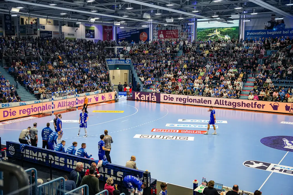 Das Spielfeld der Schwalbe Arena während einer Spielpause des Handballvereins VfL.
