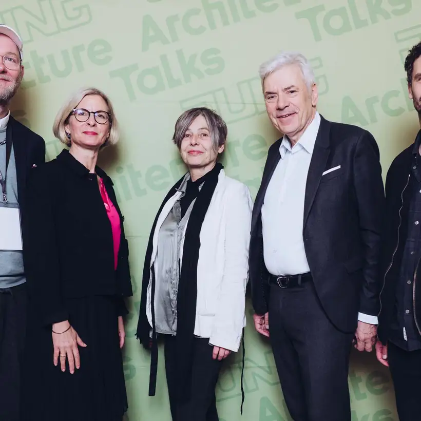 Architekturgespräche in Dresden 2025, Teilnehmerinnen und Teilnehmer vor grünem Hintergrund