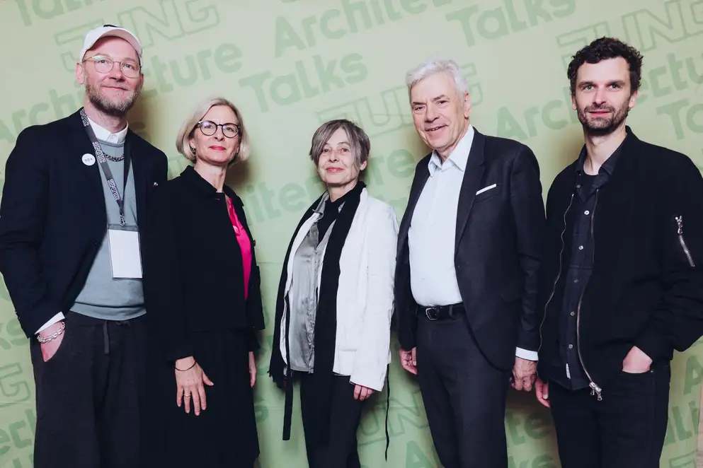 Architekturgespräche in Dresden 2025, Teilnehmerinnen und Teilnehmer vor grünem Hintergrund