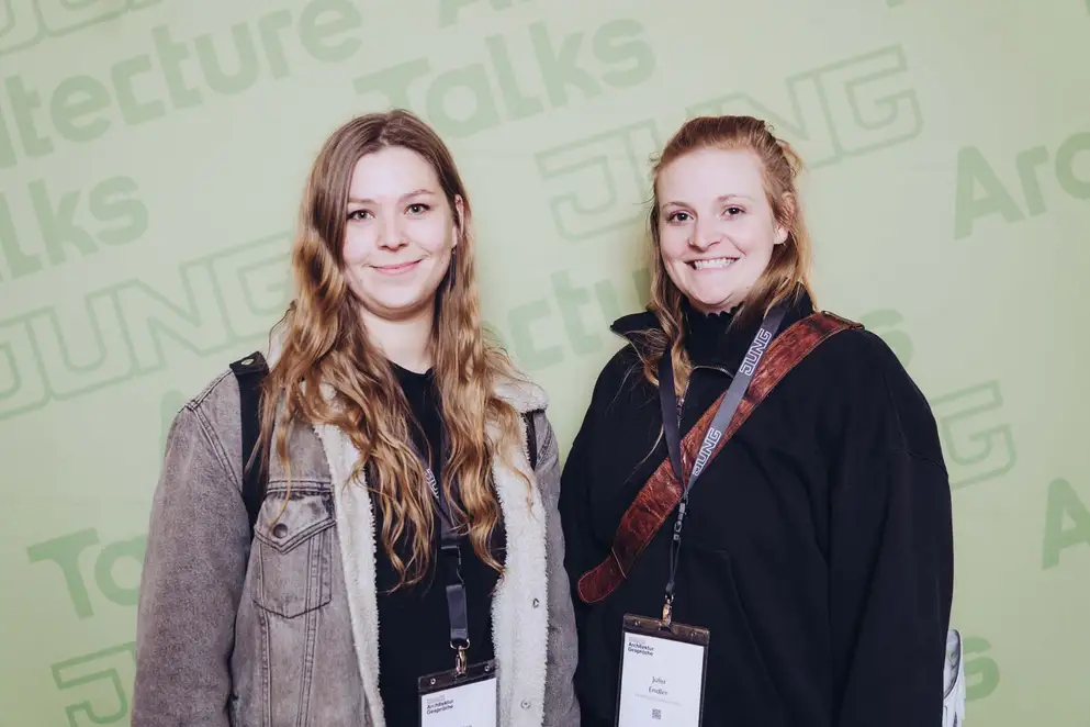 Architekturgespräche in Dresden 2025, Besucherinnen vor grünem Hintergrund