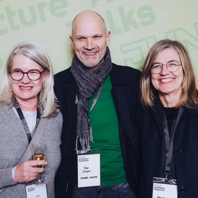 Architekturgespräche in Dresden 2025, Besucherinnen und Besucher vor grünem Hintergrund