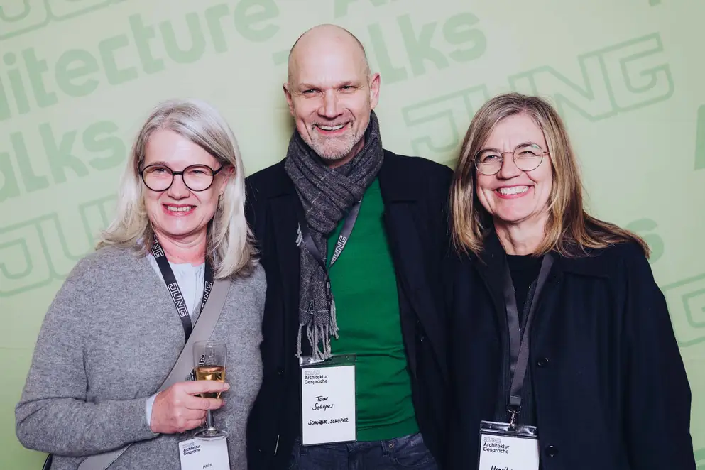 Architekturgespräche in Dresden 2025, Besucherinnen und Besucher vor grünem Hintergrund