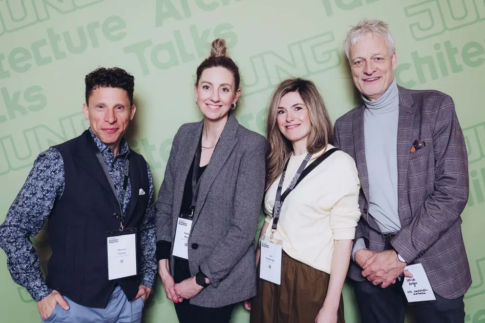 Architekturgespräche in Dresden 2025, Besucherinnen und Besucher vor grünem Hintergrund