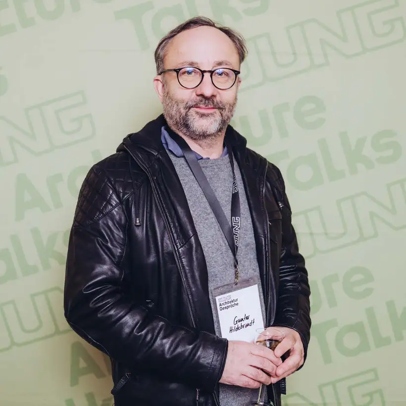 Architekturgespräche in Dresden 2025, Besucher vor grünem Hintergrund