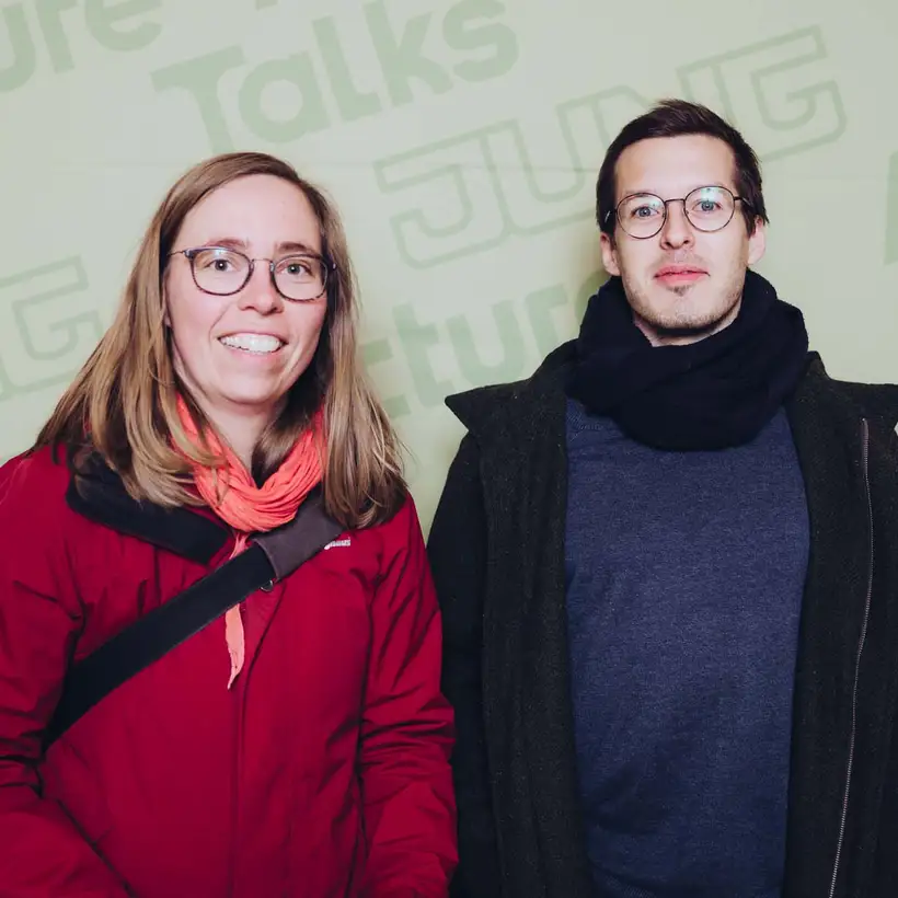 Architekturgespräche in Dresden 2025, Besucherin und Besucher vor grünem Hintergrund