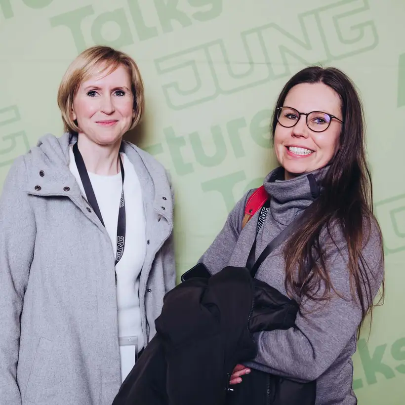 Architekturgespräche in Dresden 2025, Besucherinnen vor grünem Hintergrund