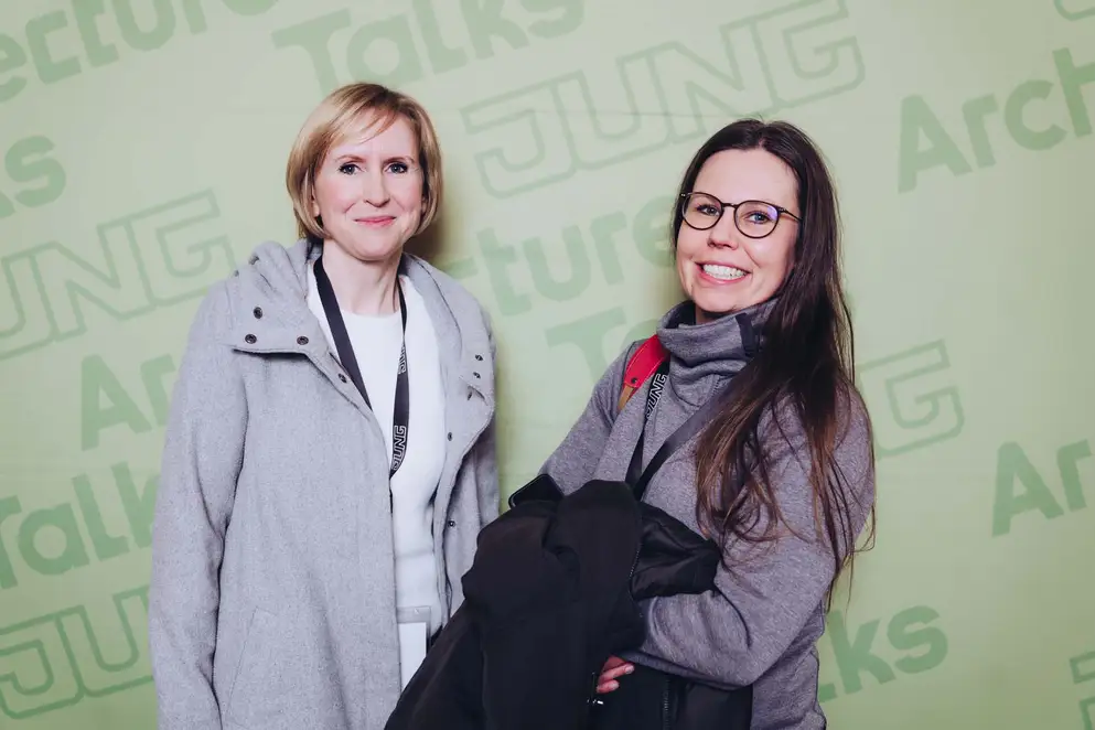 Architekturgespräche in Dresden 2025, Besucherinnen vor grünem Hintergrund