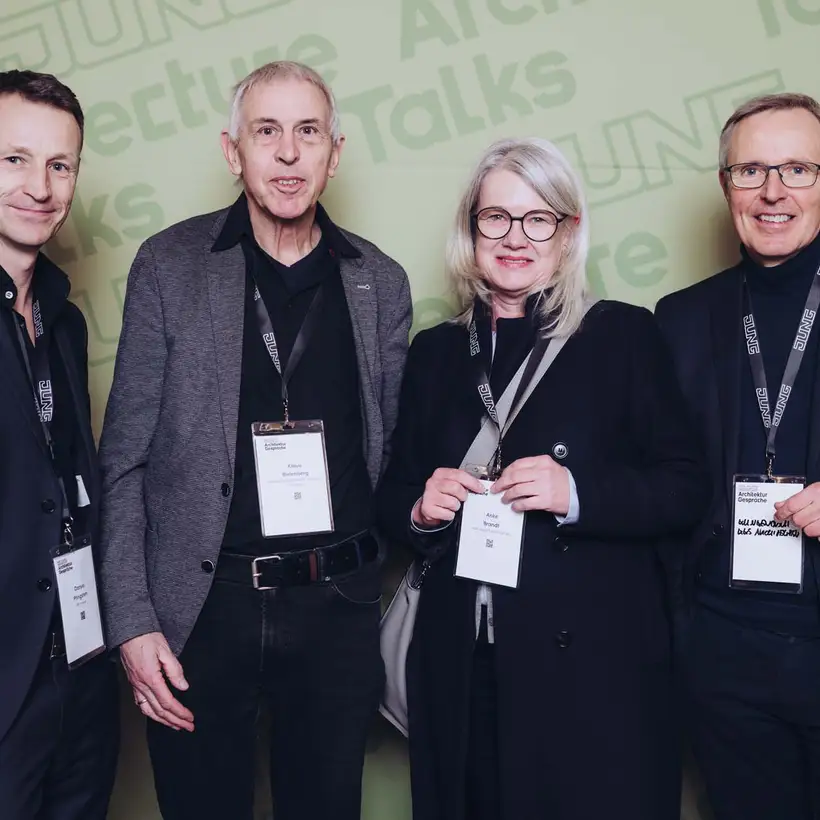 Architekturgespräche in Dresden 2025, Besucherin und Besucher vor grünem Hintergrund