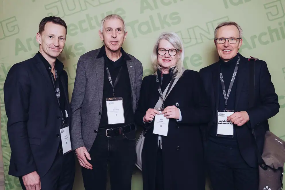 Architekturgespräche in Dresden 2025, Besucherin und Besucher vor grünem Hintergrund