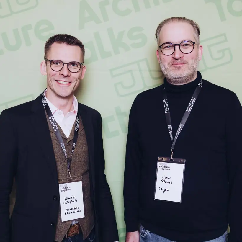 Architekturgespräche in Dresden 2025, Besucher vor grünem Hintergrund