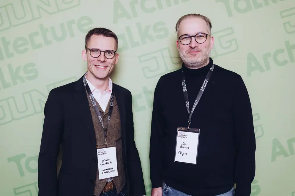 Architekturgespräche in Dresden 2025, Besucher vor grünem Hintergrund