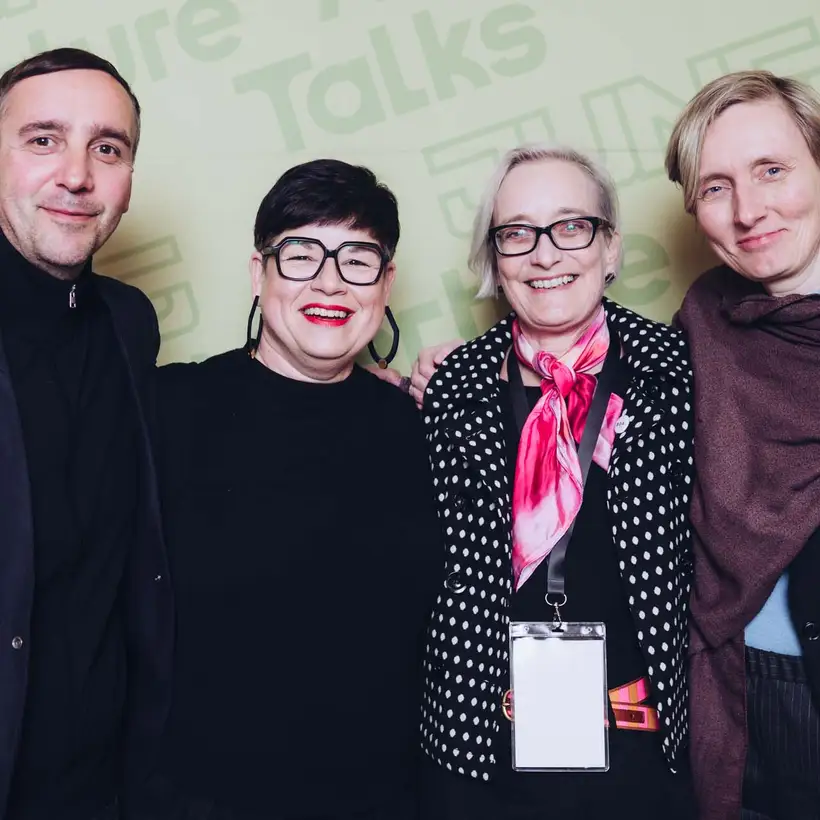 Architekturgespräche in Dresden 2025, Besucherinnen und Besucher vor grünem Hintergrund