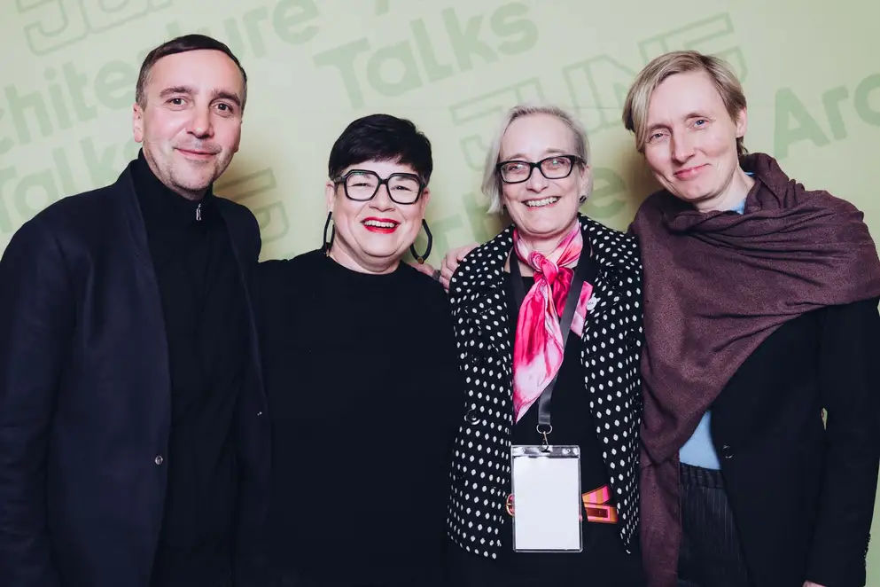 Architekturgespräche in Dresden 2025, Besucherinnen und Besucher vor grünem Hintergrund