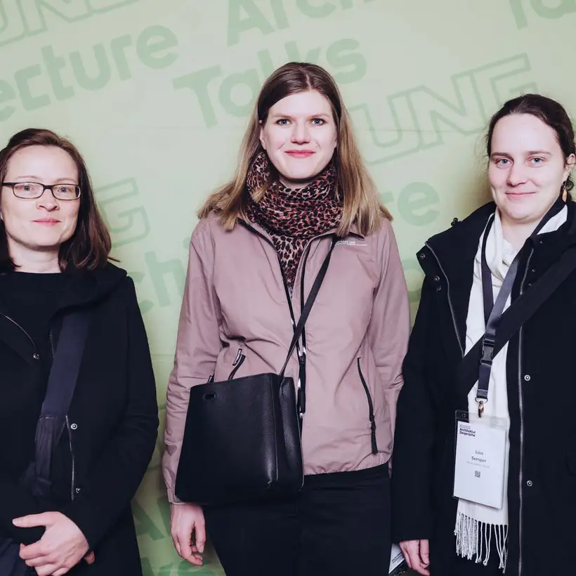 Architekturgespräche in Dresden 2025, Besucherinnen vor grünem Hintergrund