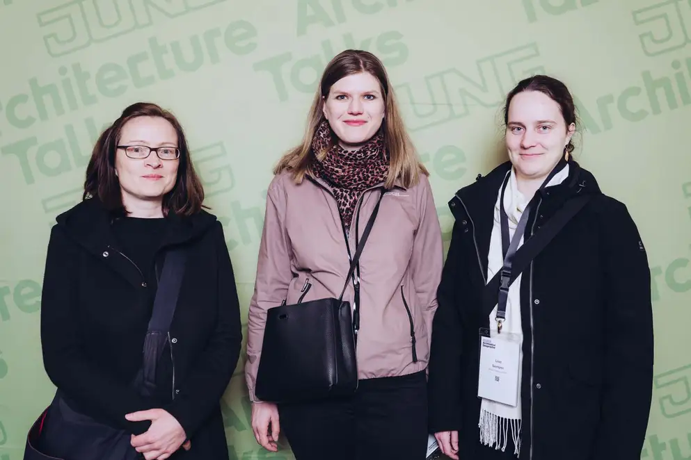 Architekturgespräche in Dresden 2025, Besucherinnen vor grünem Hintergrund