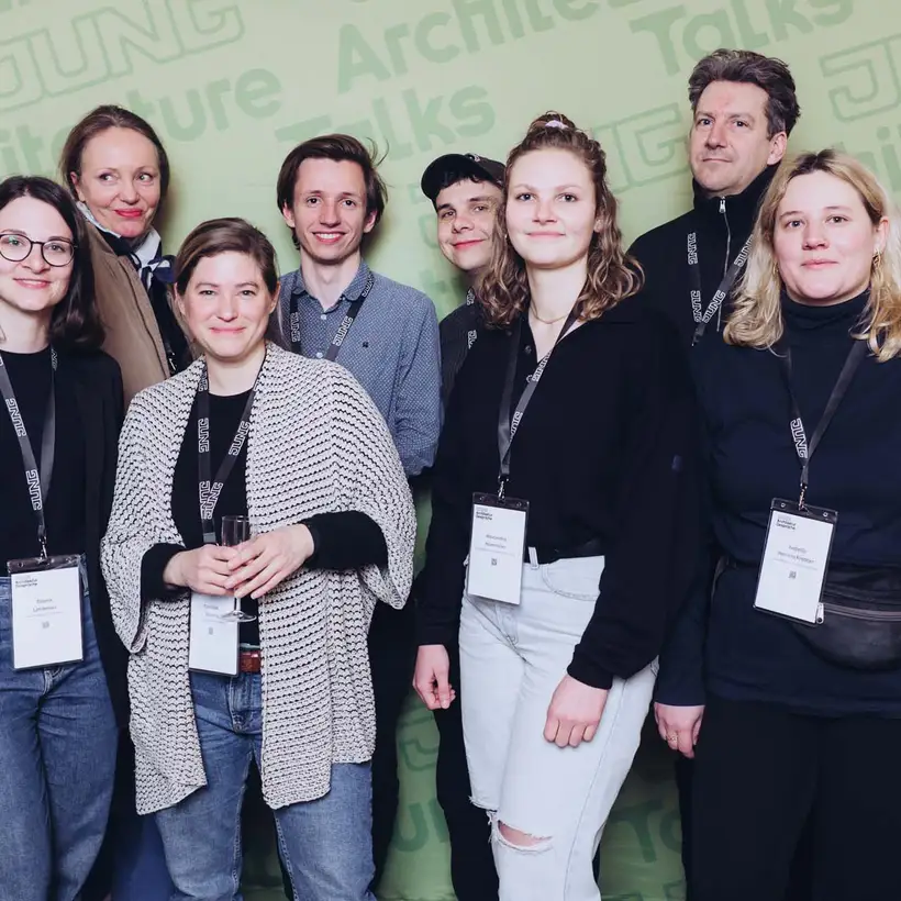 Architekturgespräche in Dresden 2025, Besucherinnen und Besucher vor grünem Hintergrund