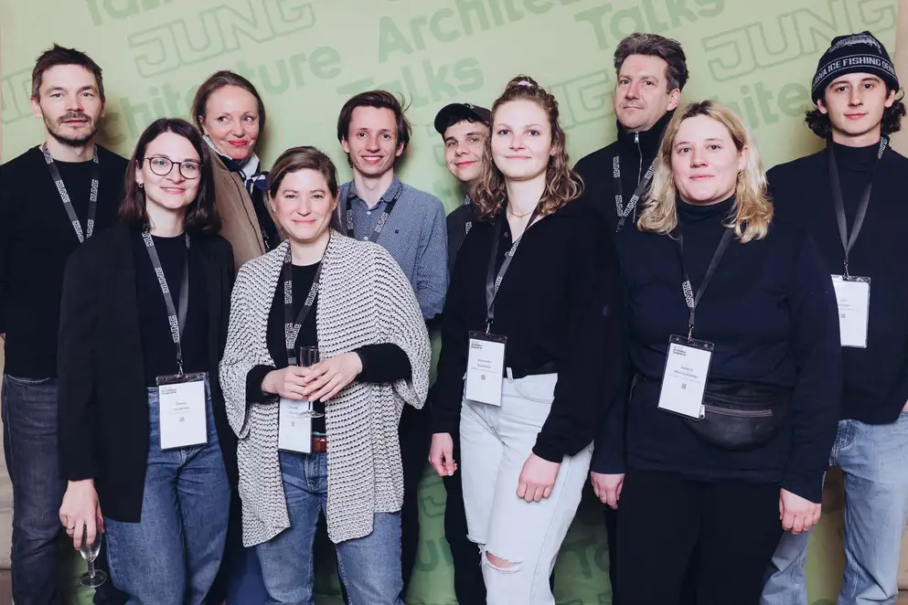Architekturgespräche in Dresden 2025, Besucherinnen und Besucher vor grünem Hintergrund