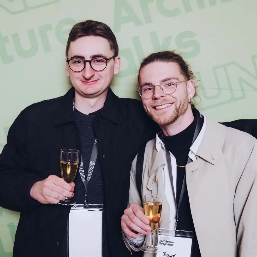 Architekturgespräche in Dresden 2025, Besucher vor grünem Hintergrund