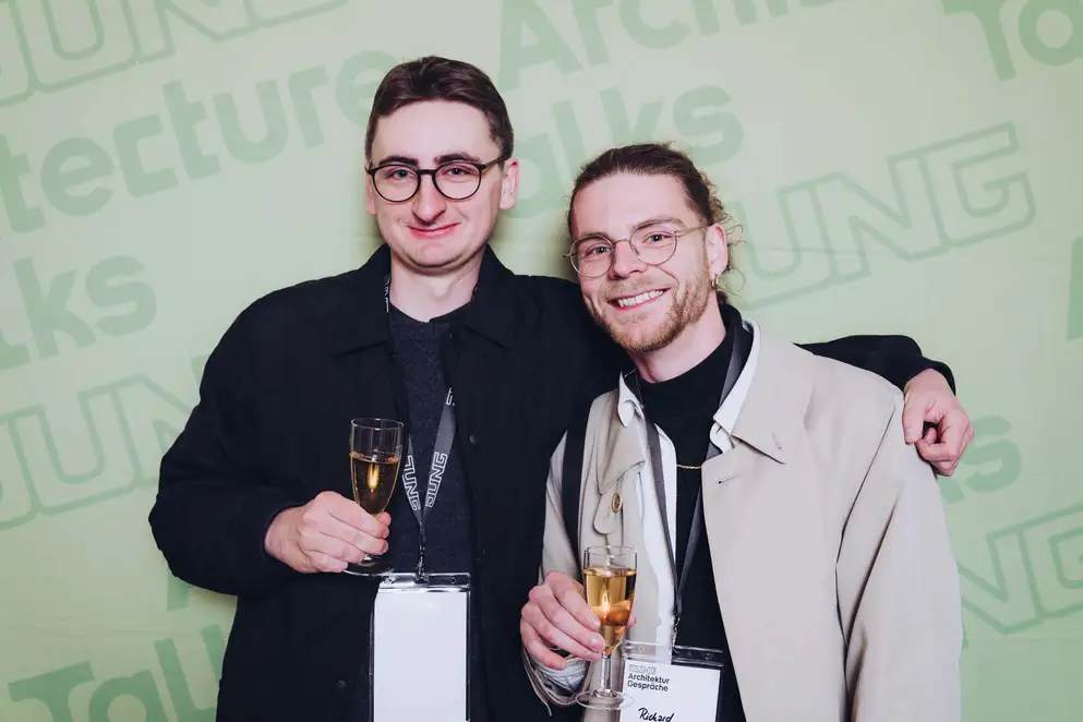Architekturgespräche in Dresden 2025, Besucher vor grünem Hintergrund