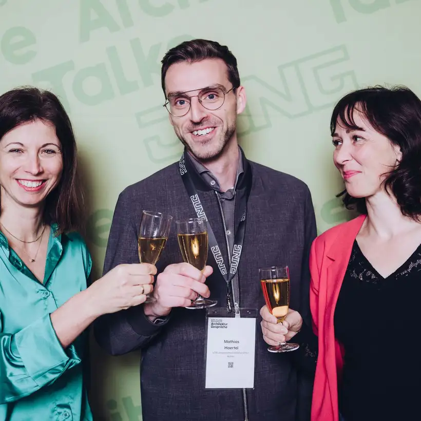 Architekturgespräche in Dresden 2025, Besucherinnen und Besucher vor grünem Hintergrund