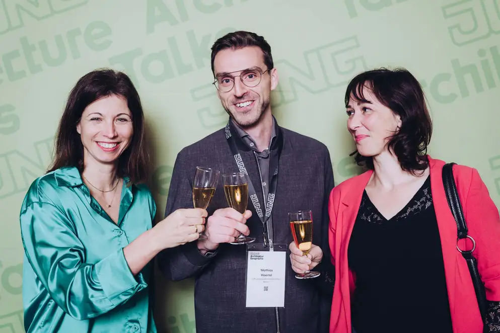 Architekturgespräche in Dresden 2025, Besucherinnen und Besucher vor grünem Hintergrund