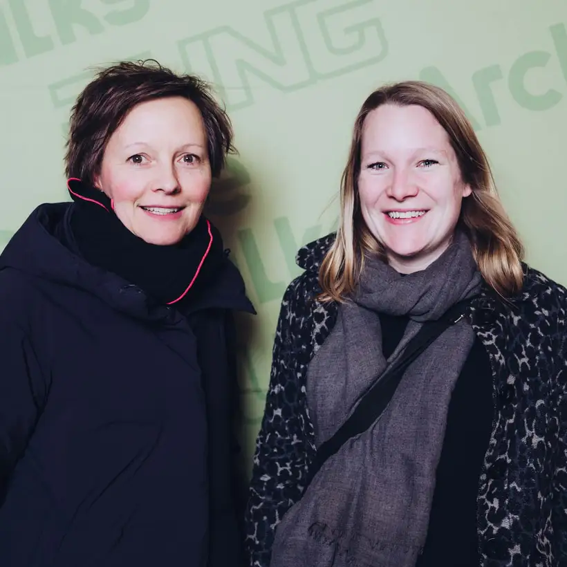 Architekturgespräche in Dresden 2025, Besucherinnen vor grünem Hintergrund