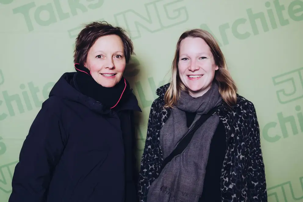 Architekturgespräche in Dresden 2025, Besucherinnen vor grünem Hintergrund