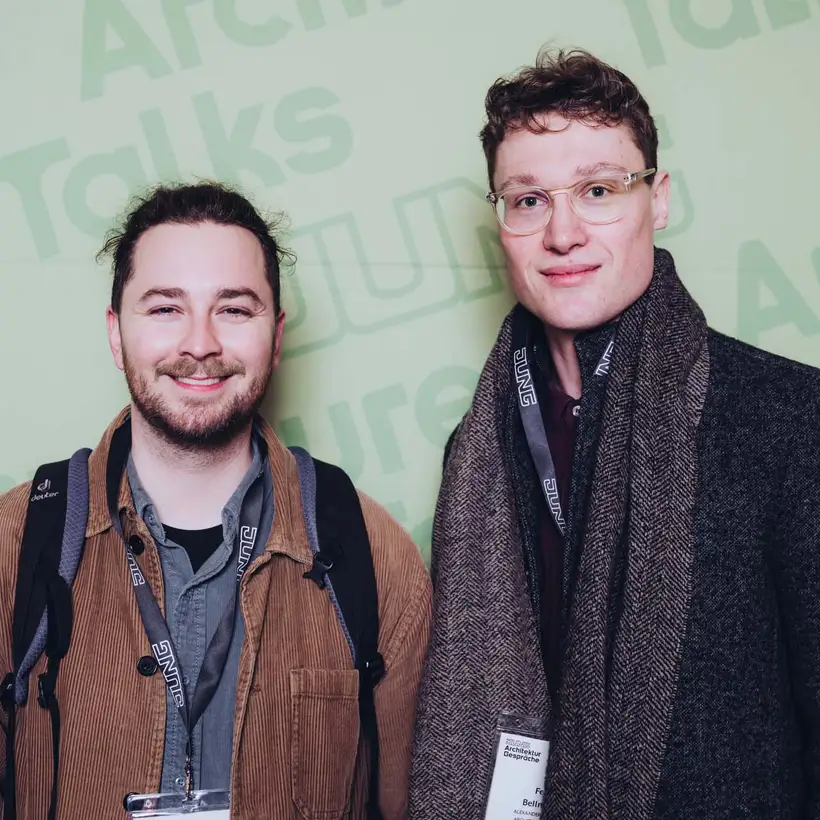 Architekturgespräche in Dresden 2025, Besucher vor grünem Hintergrund