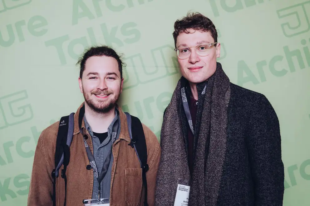 Architekturgespräche in Dresden 2025, Besucher vor grünem Hintergrund