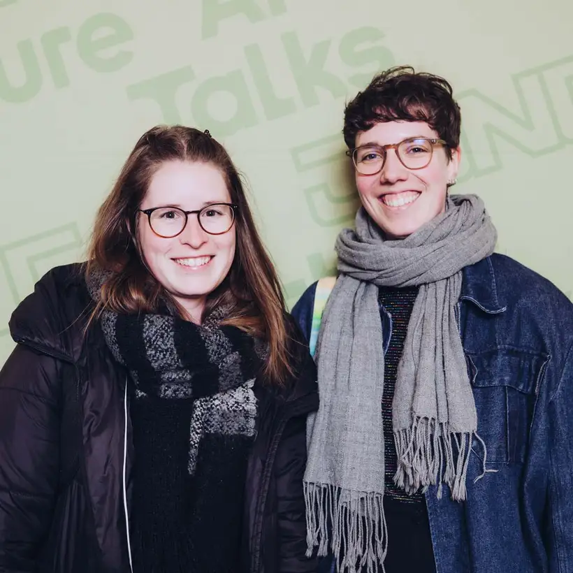 Architekturgespräche in Dresden 2025, Besucherinnen vor grünem Hintergrund