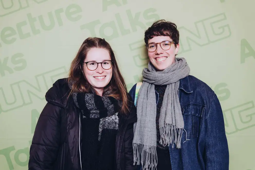 Architekturgespräche in Dresden 2025, Besucherinnen vor grünem Hintergrund
