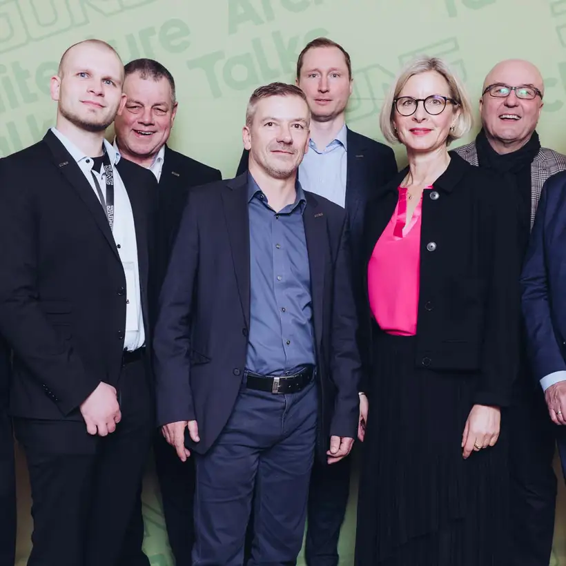 Architekturgespräche in Dresden 2025, JUNG Architektur-Team vor grünem Hintergrund