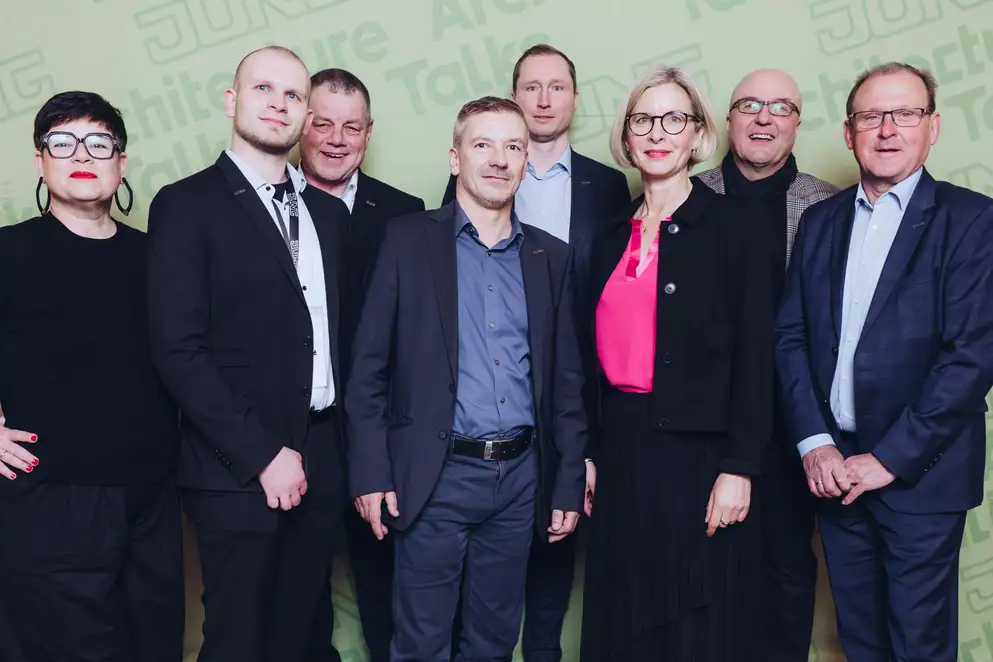 Architekturgespräche in Dresden 2025, JUNG Architektur-Team vor grünem Hintergrund
